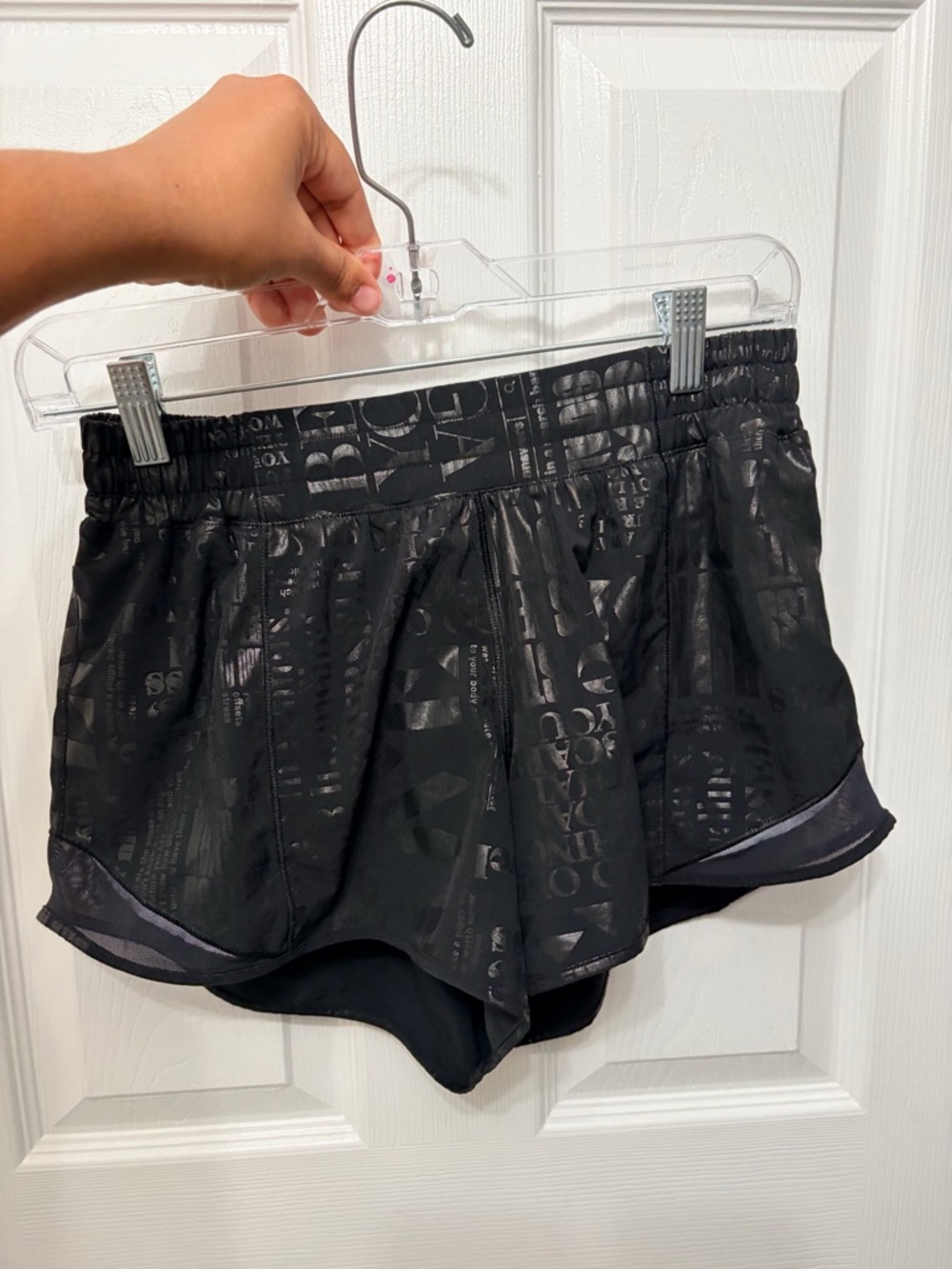 Lululemon Hotty Hot Short II *Long 4" Manifesto 20YR Manifesto Foil size 8 - Picture 2 of 4